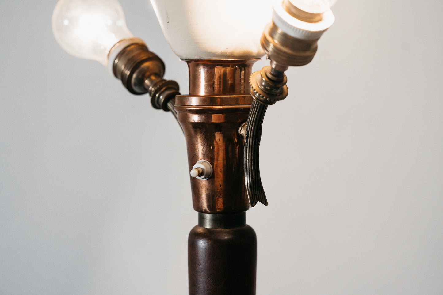 Giuseppe Ostuni Attr. Lampada Da Pavimento Base Tripode Anni ‘50 Legno E Ottone