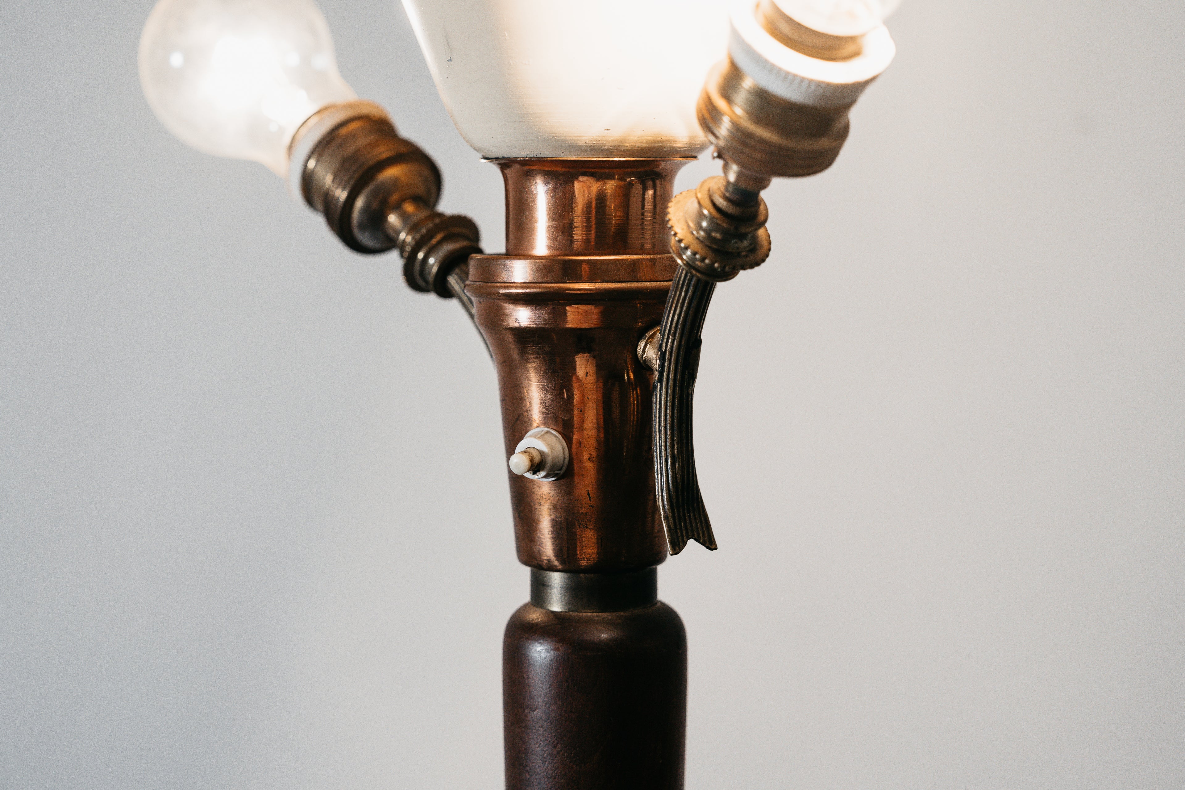 Giuseppe Ostuni Attr. Lampada Da Pavimento Base Tripode Anni ‘50 Legno E Ottone