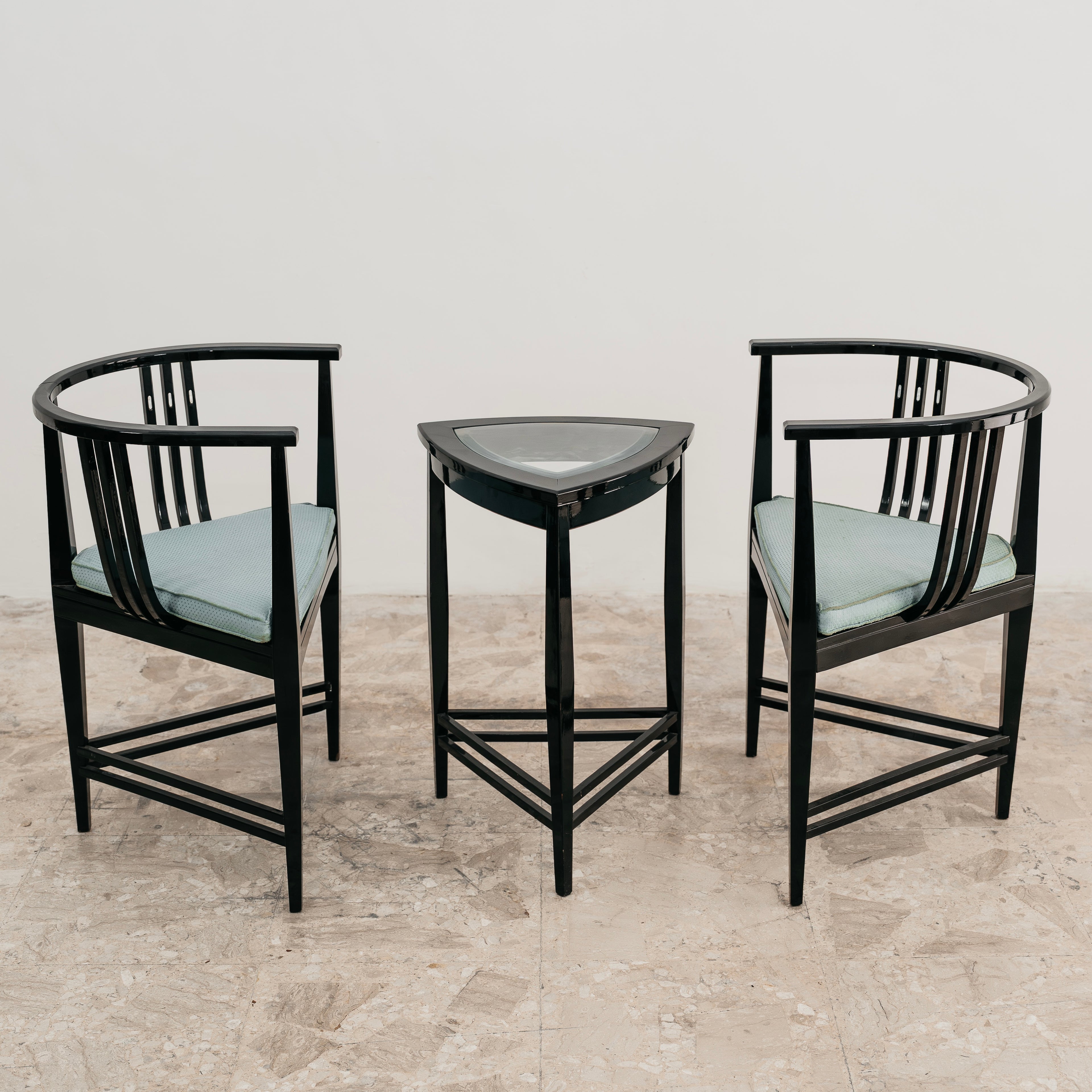 Ernest Archibald Taylor Coppia Poltroncine E Tavolino Triangolare Design 1980’s