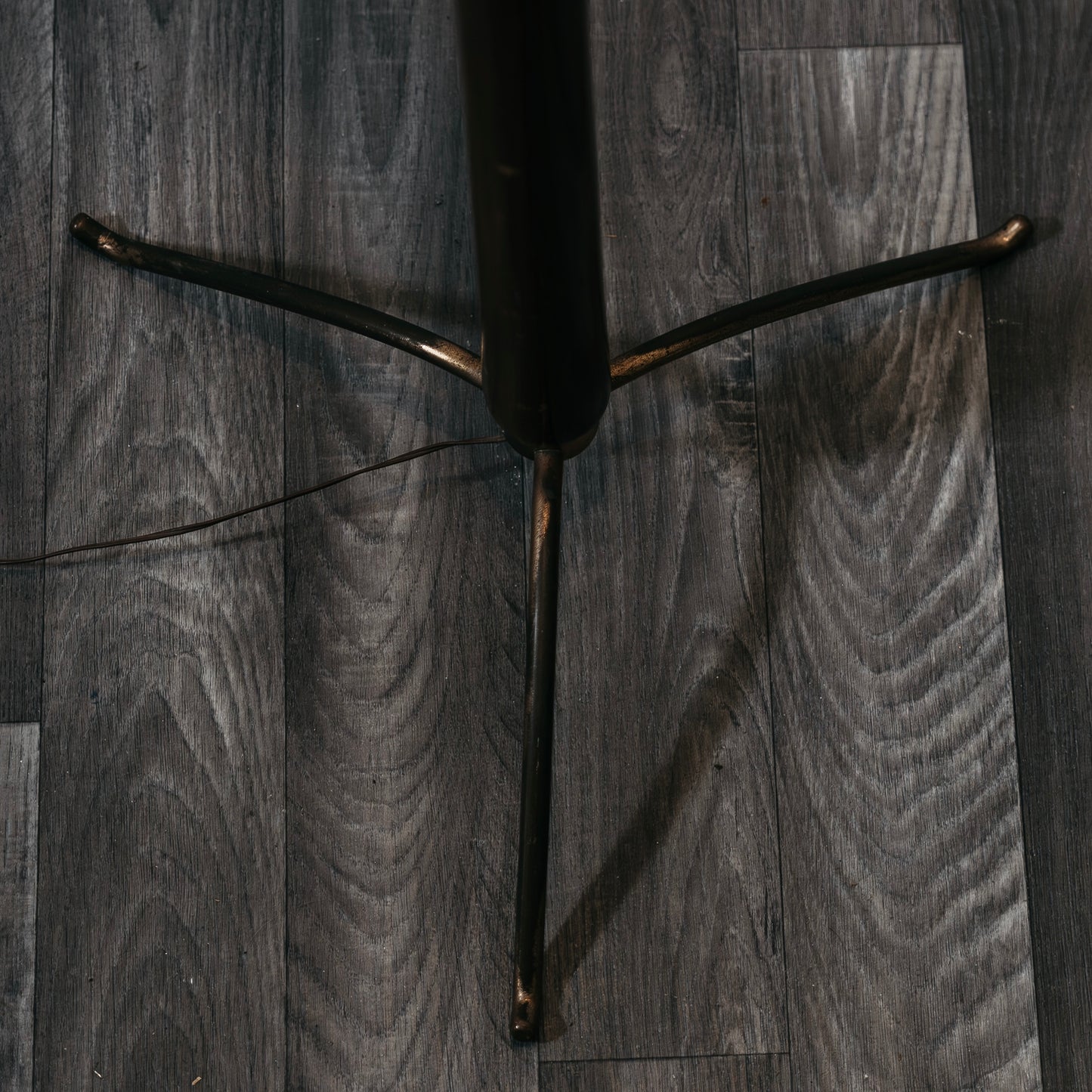 Giuseppe Ostuni Attr. Lampada Da Pavimento Base Tripode Anni ‘50 Legno E Ottone