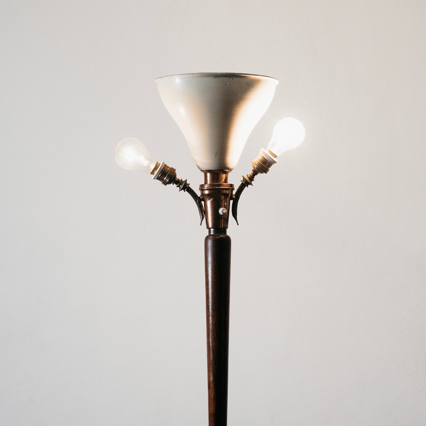 Giuseppe Ostuni Attr. Lampada Da Pavimento Base Tripode Anni ‘50 Legno E Ottone