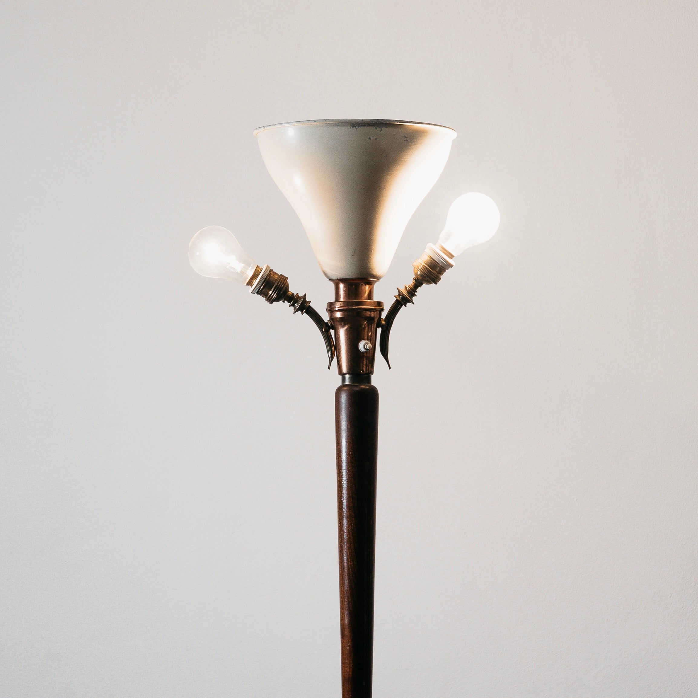 Giuseppe Ostuni Attr. Lampada Da Pavimento Base Tripode Anni ‘50 Legno E Ottone