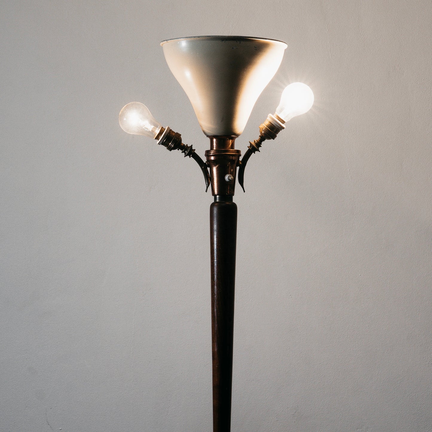 Giuseppe Ostuni Attr. Lampada Da Pavimento Base Tripode Anni ‘50 Legno E Ottone