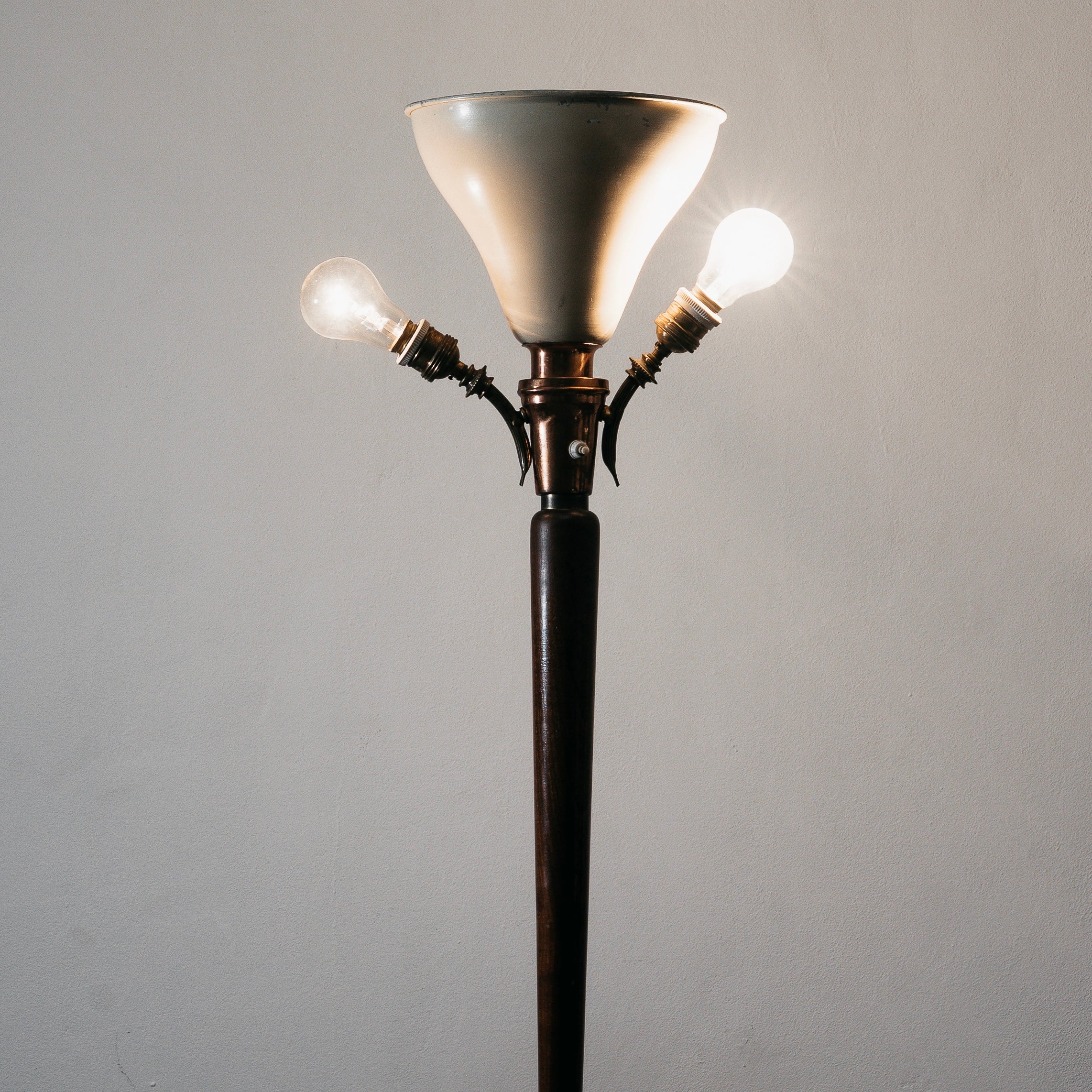 Giuseppe Ostuni Attr. Lampada Da Pavimento Base Tripode Anni ‘50 Legno E Ottone
