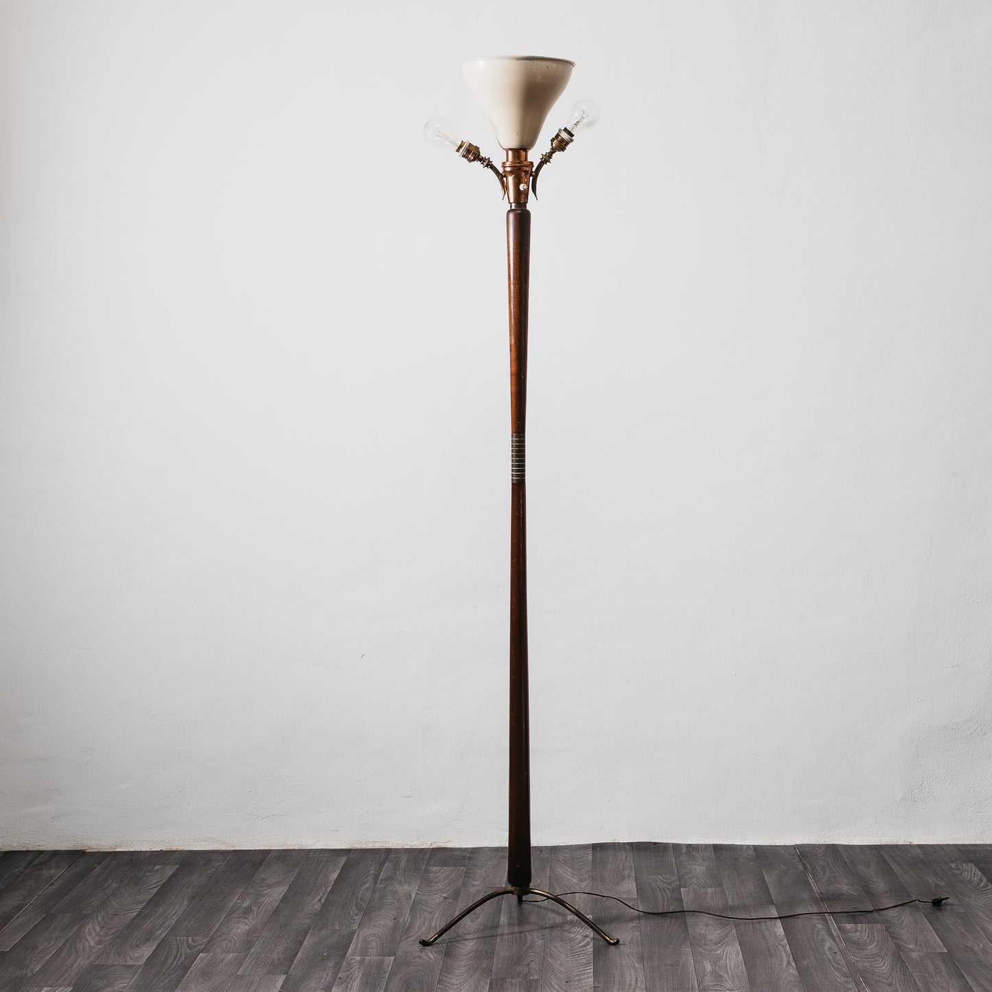 Giuseppe Ostuni Attr. Lampada Da Pavimento Base Tripode Anni ‘50 Legno E Ottone