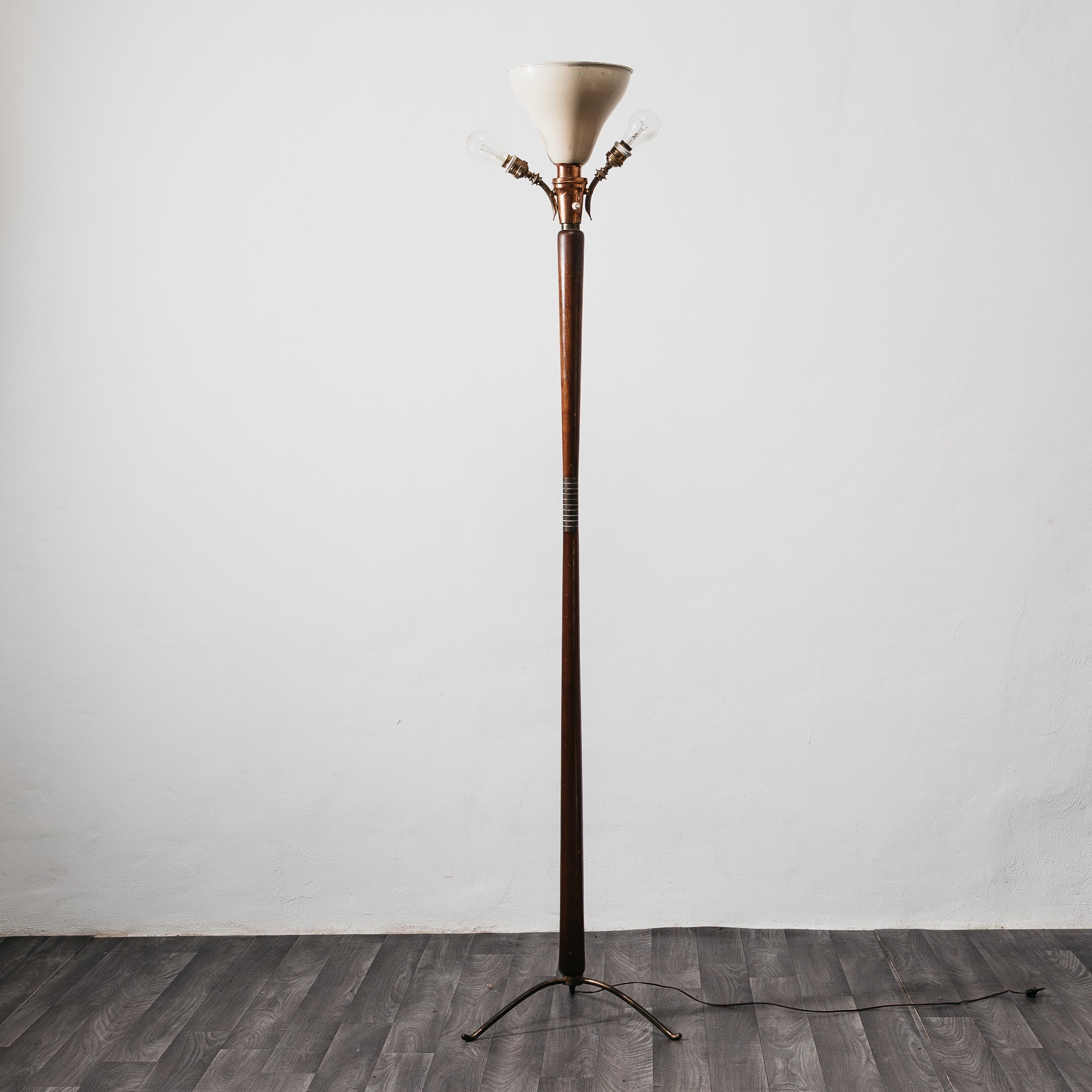 Giuseppe Ostuni Attr. Lampada Da Pavimento Base Tripode Anni ‘50 Legno E Ottone
