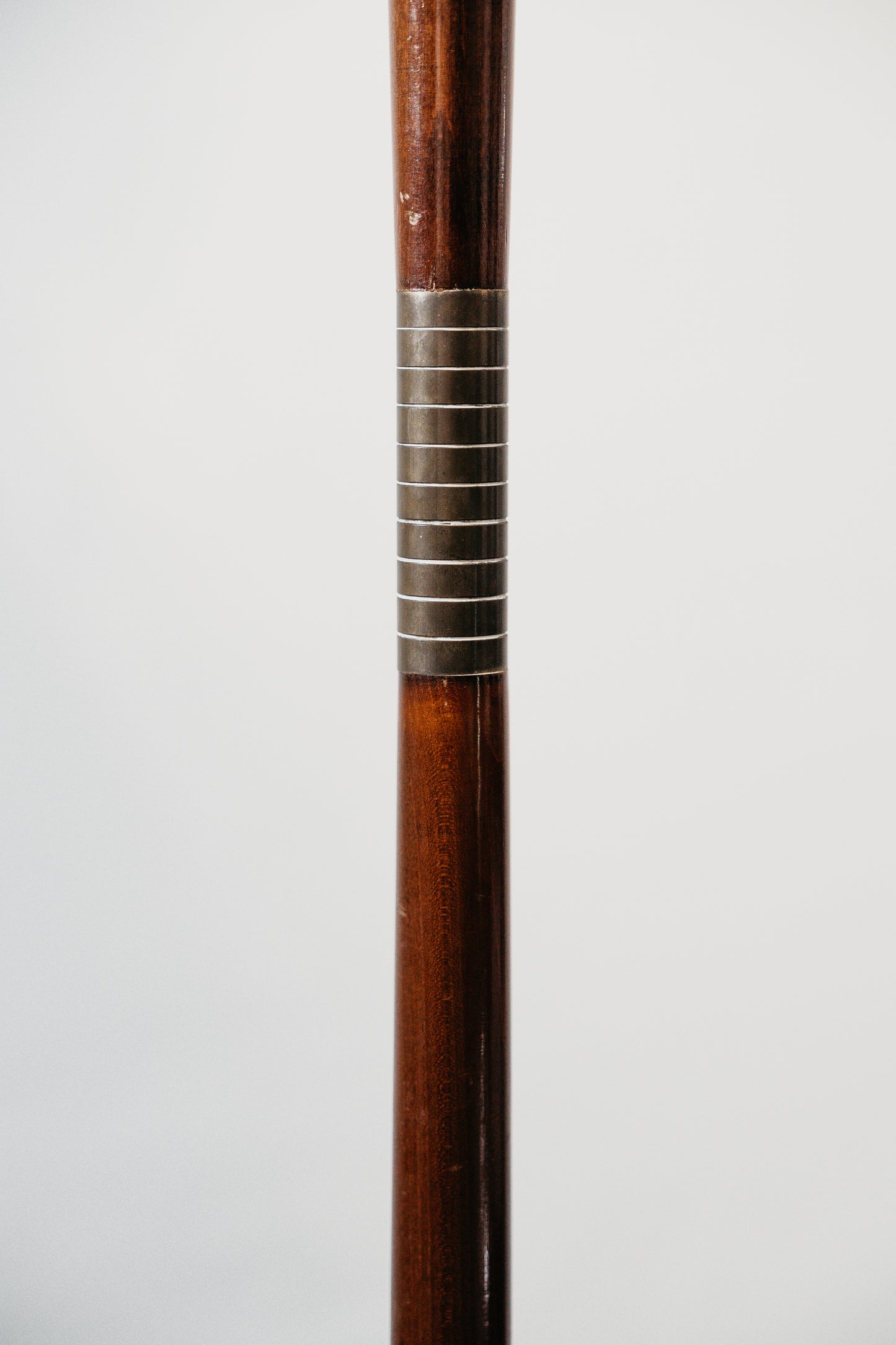 Giuseppe Ostuni Attr. Lampada Da Pavimento Base Tripode Anni ‘50 Legno E Ottone