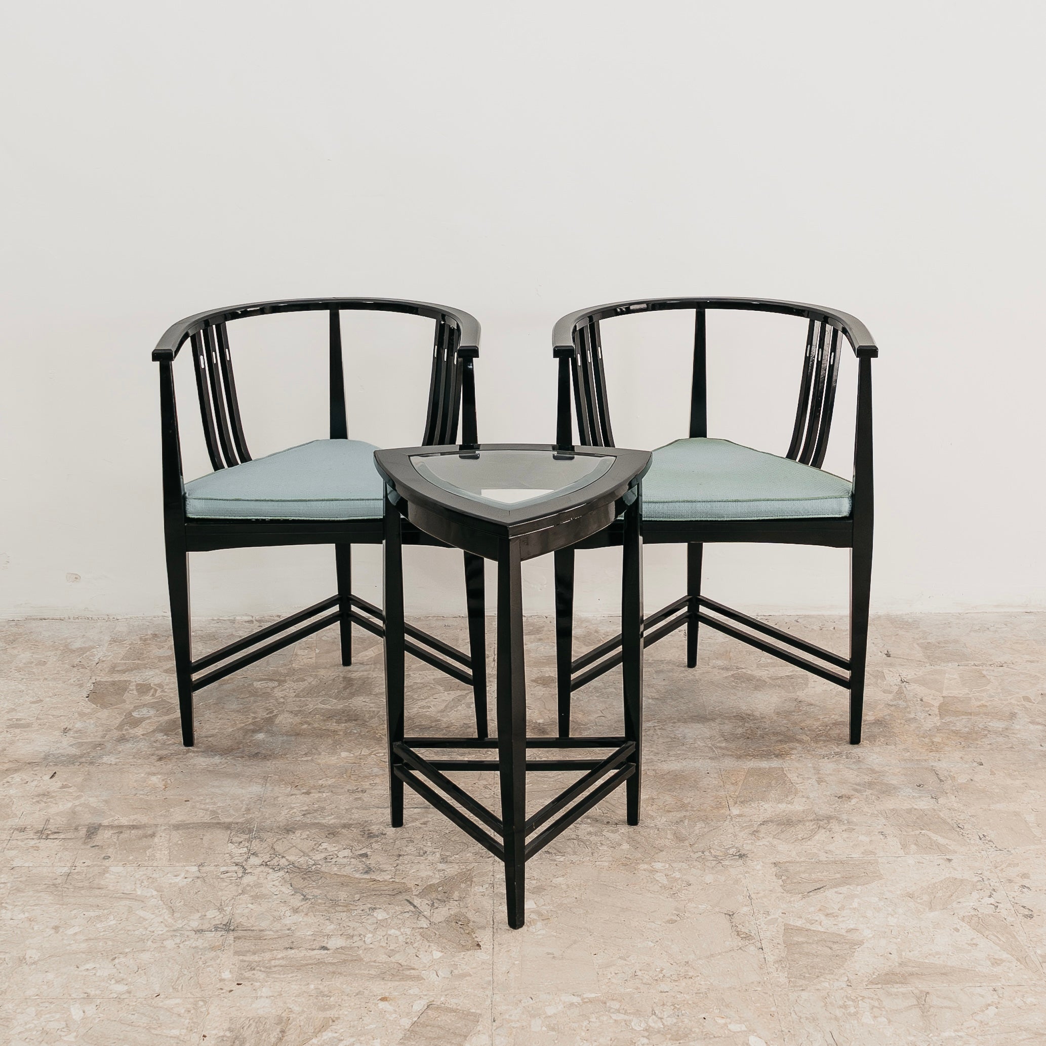 Ernest Archibald Taylor Coppia Poltroncine E Tavolino Triangolare Design 1980’s