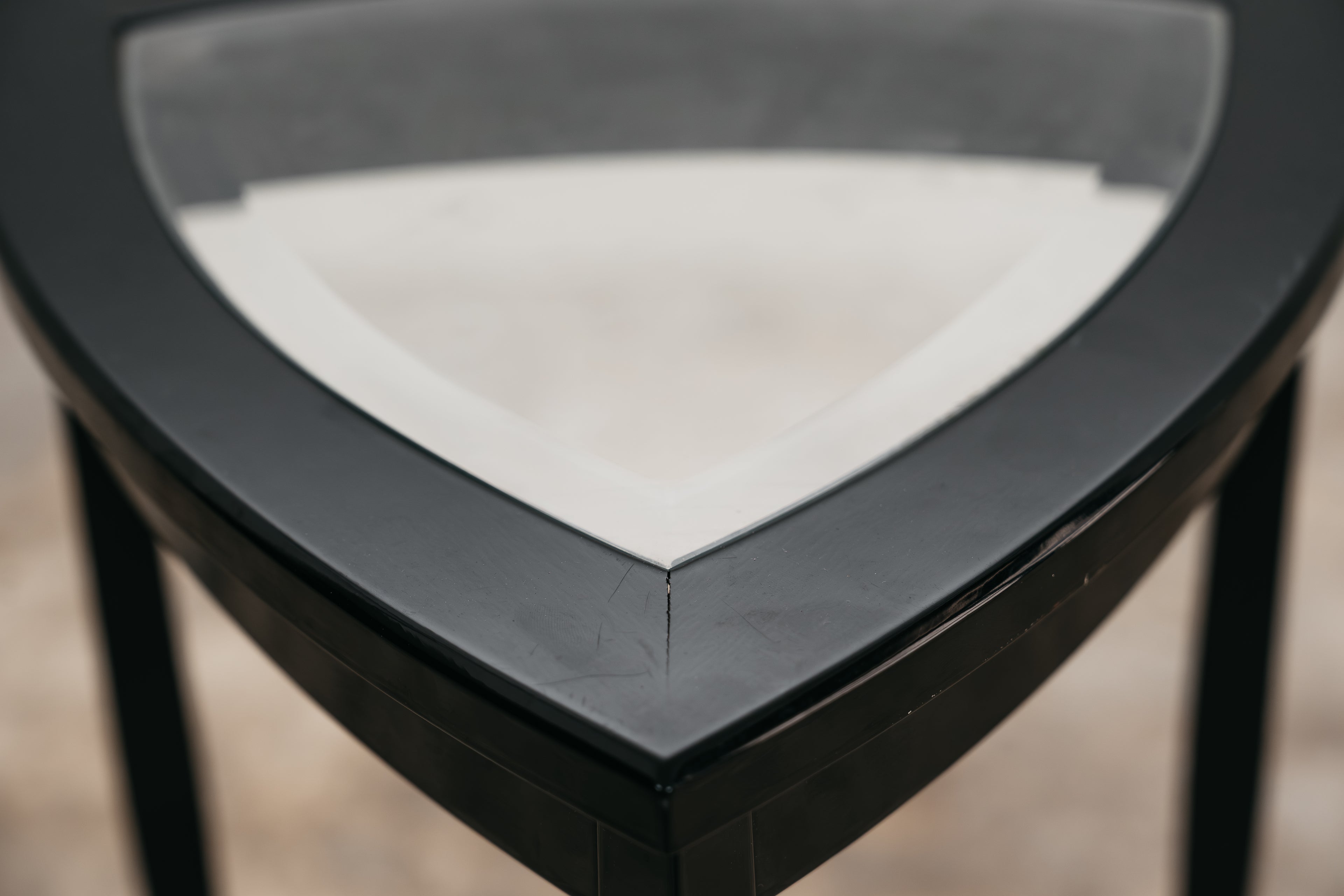 Ernest Archibald Taylor Coppia Poltroncine E Tavolino Triangolare Design 1980’s