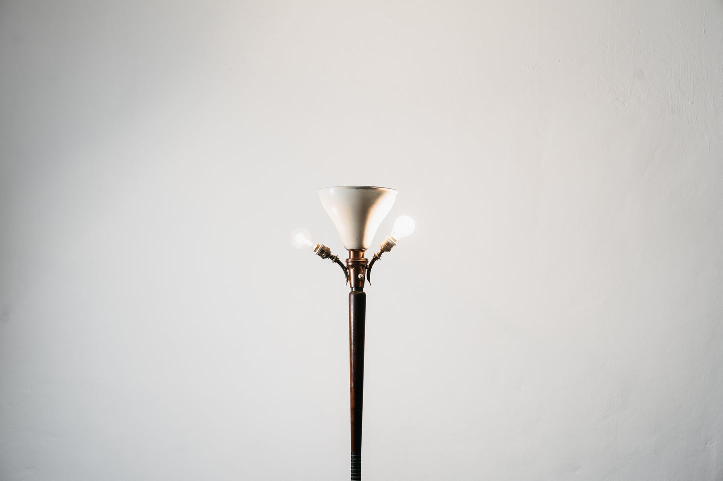 Giuseppe Ostuni Attr. Lampada Da Pavimento Base Tripode Anni ‘50 Legno E Ottone