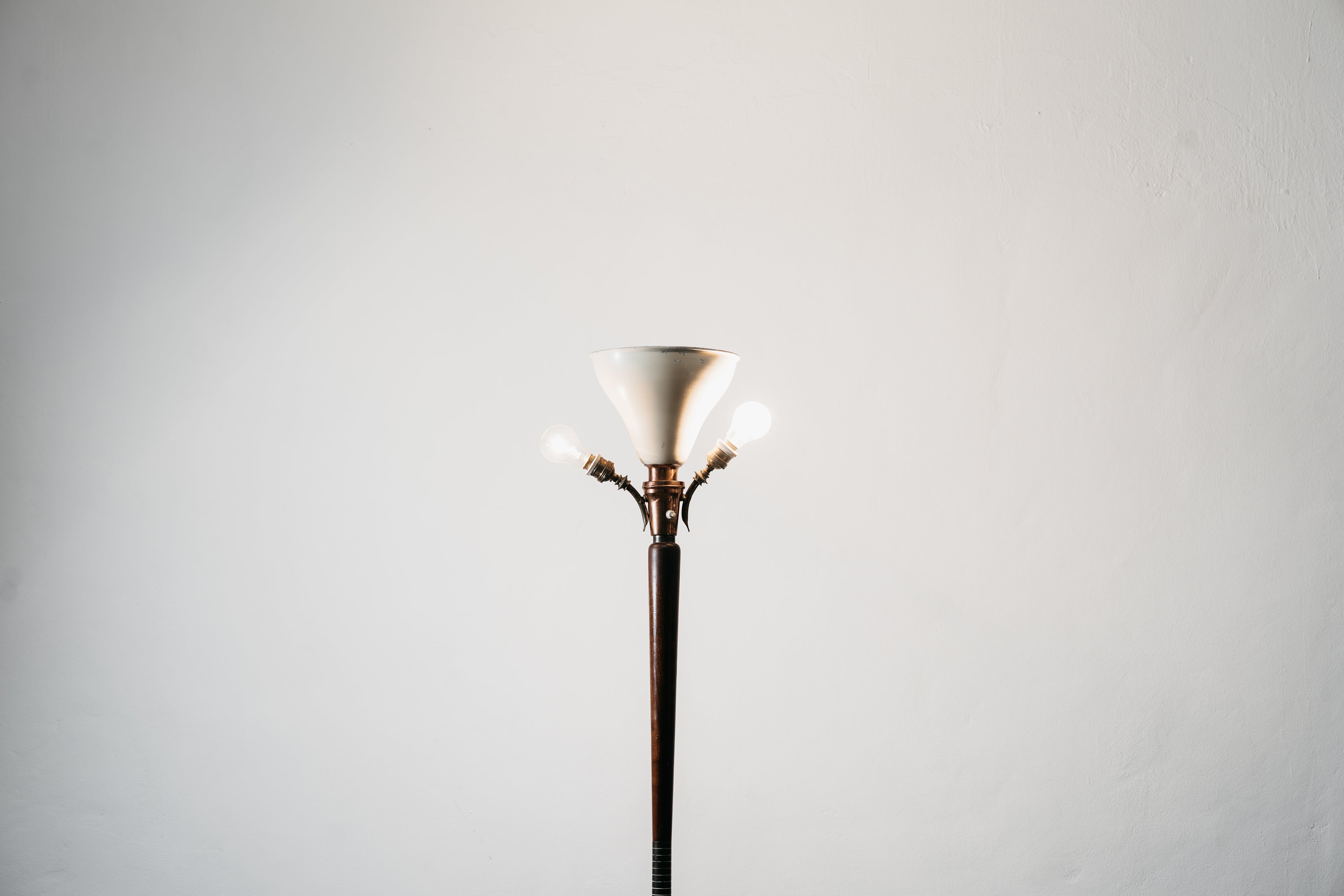 Giuseppe Ostuni Attr. Lampada Da Pavimento Base Tripode Anni ‘50 Legno E Ottone
