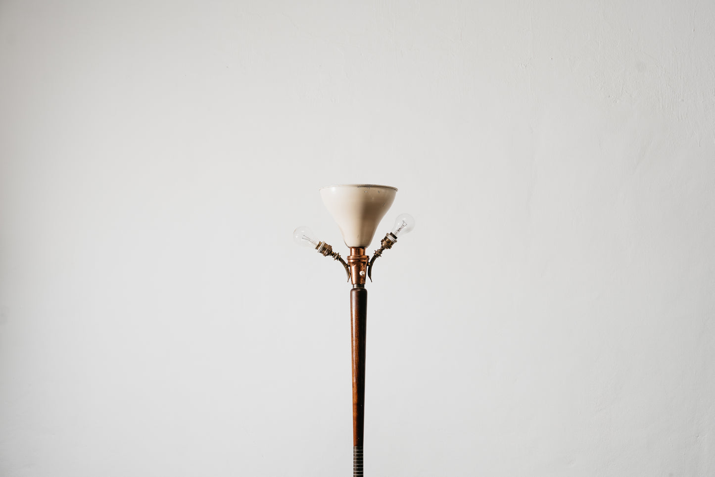 Giuseppe Ostuni Attr. Lampada Da Pavimento Base Tripode Anni ‘50 Legno E Ottone