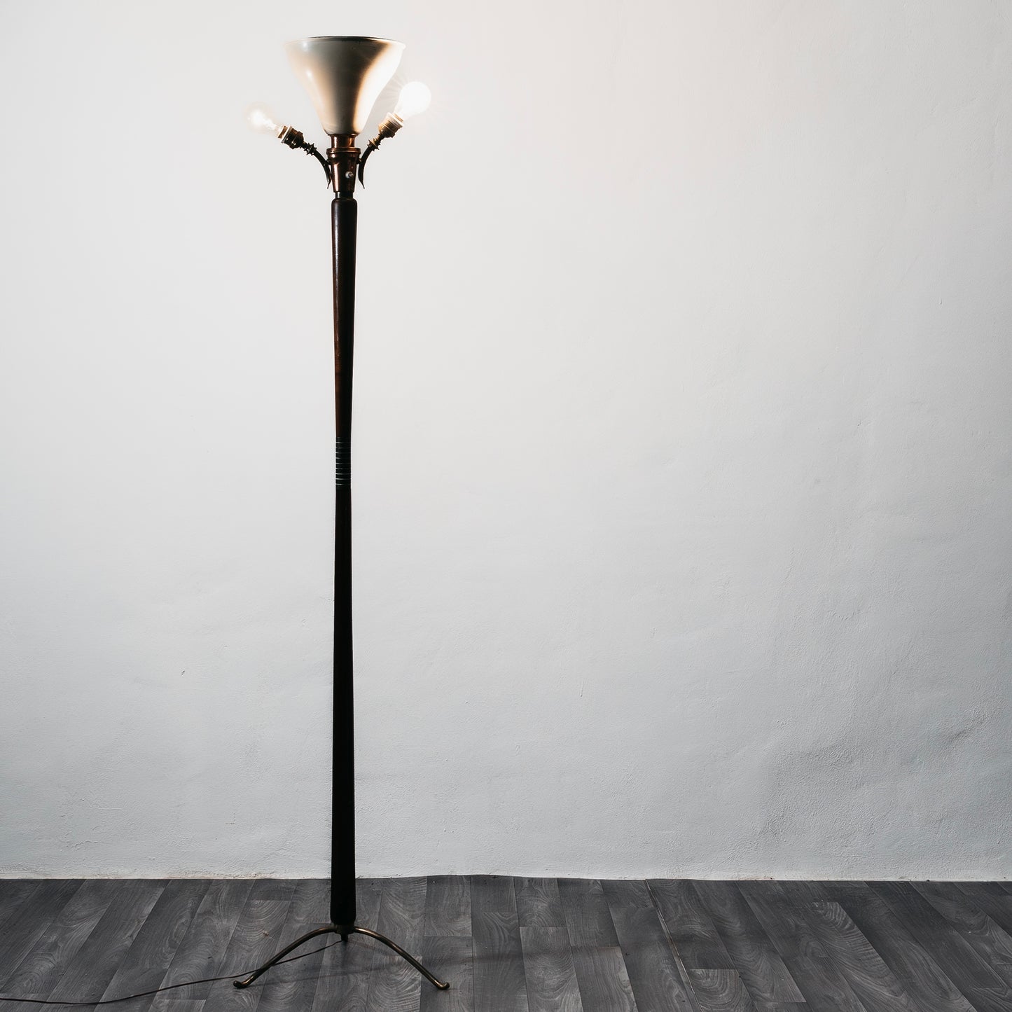 Giuseppe Ostuni Attr. Lampada Da Pavimento Base Tripode Anni ‘50 Legno E Ottone