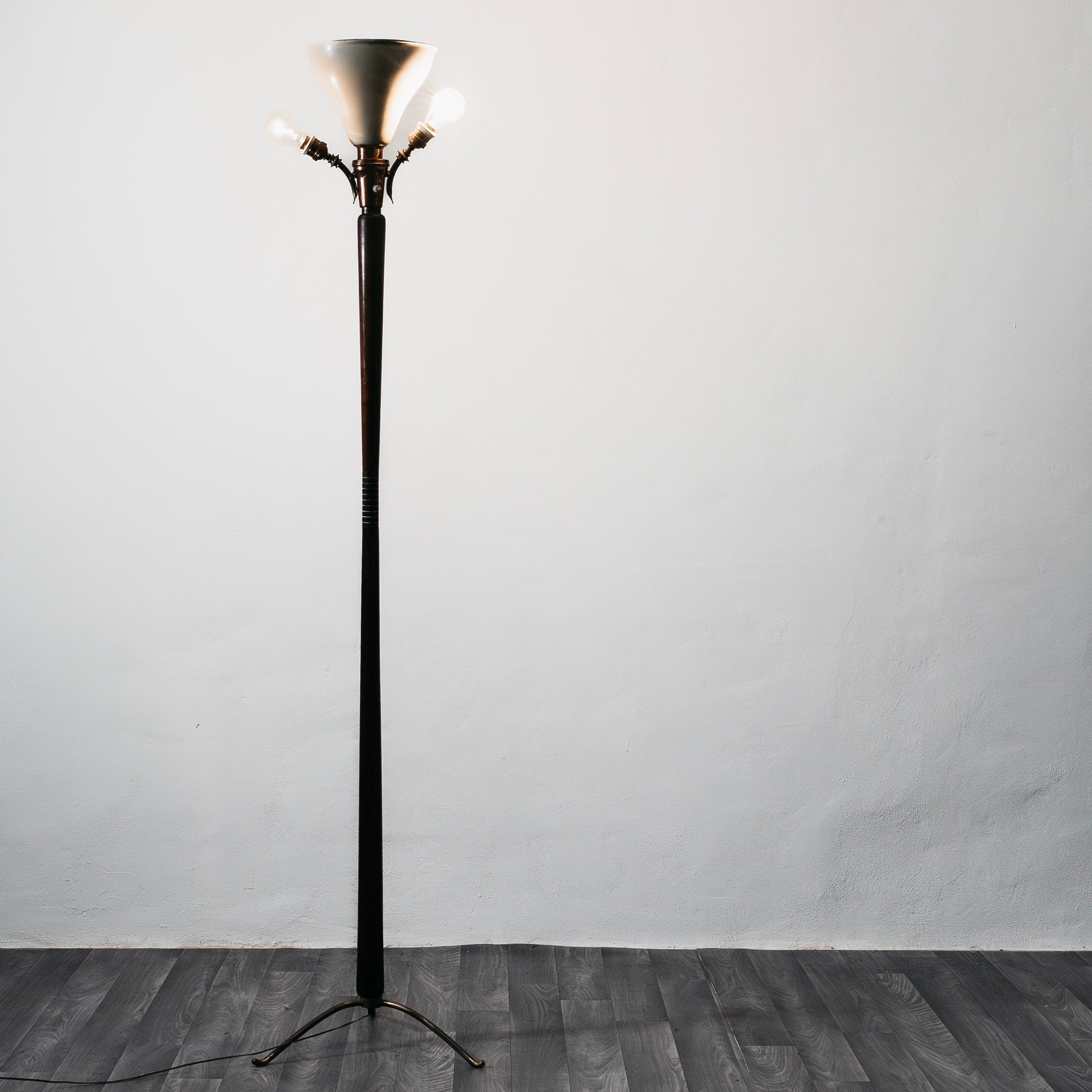 Giuseppe Ostuni Attr. Lampada Da Pavimento Base Tripode Anni ‘50 Legno E Ottone