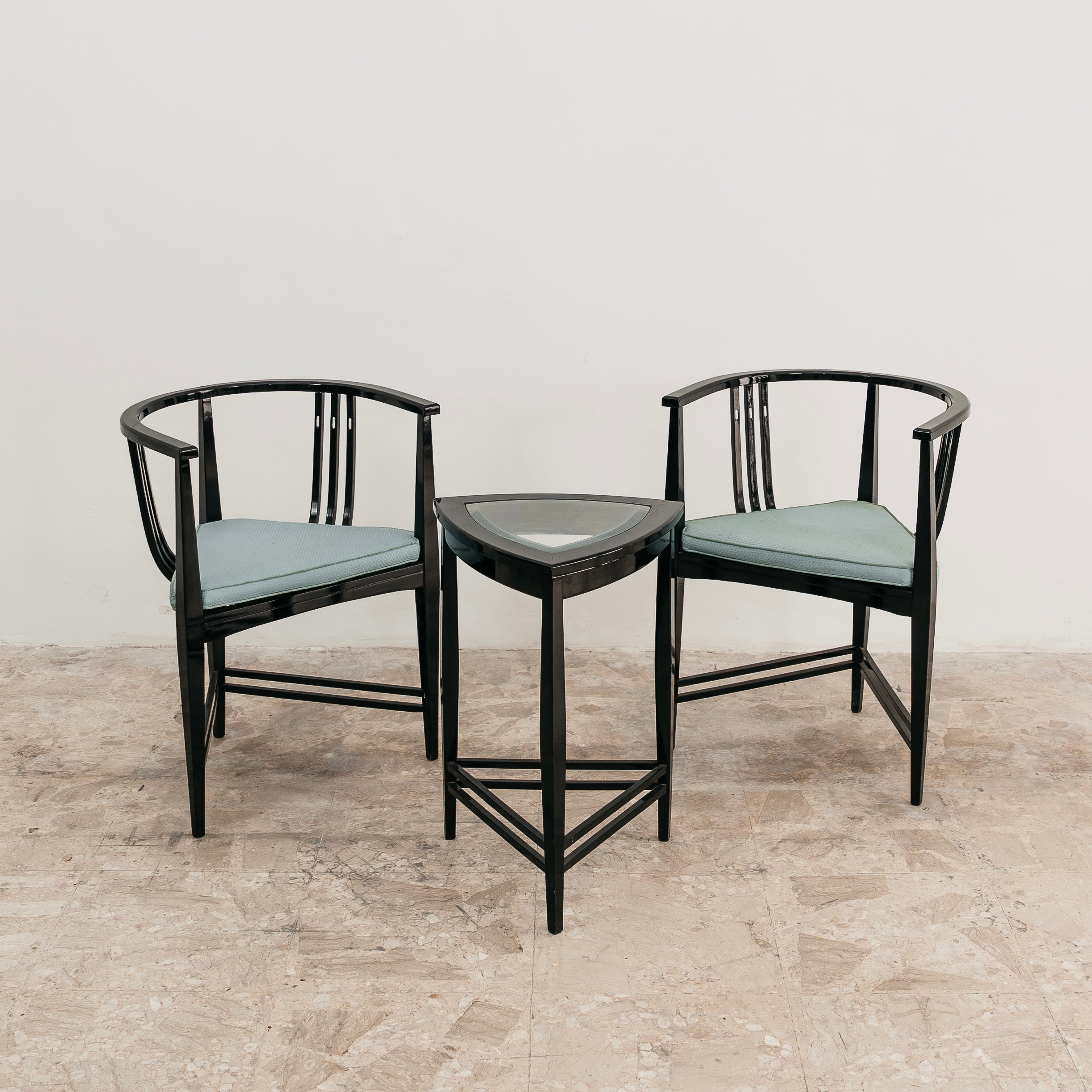 Ernest Archibald Taylor Coppia Poltroncine E Tavolino Triangolare Design 1980’s