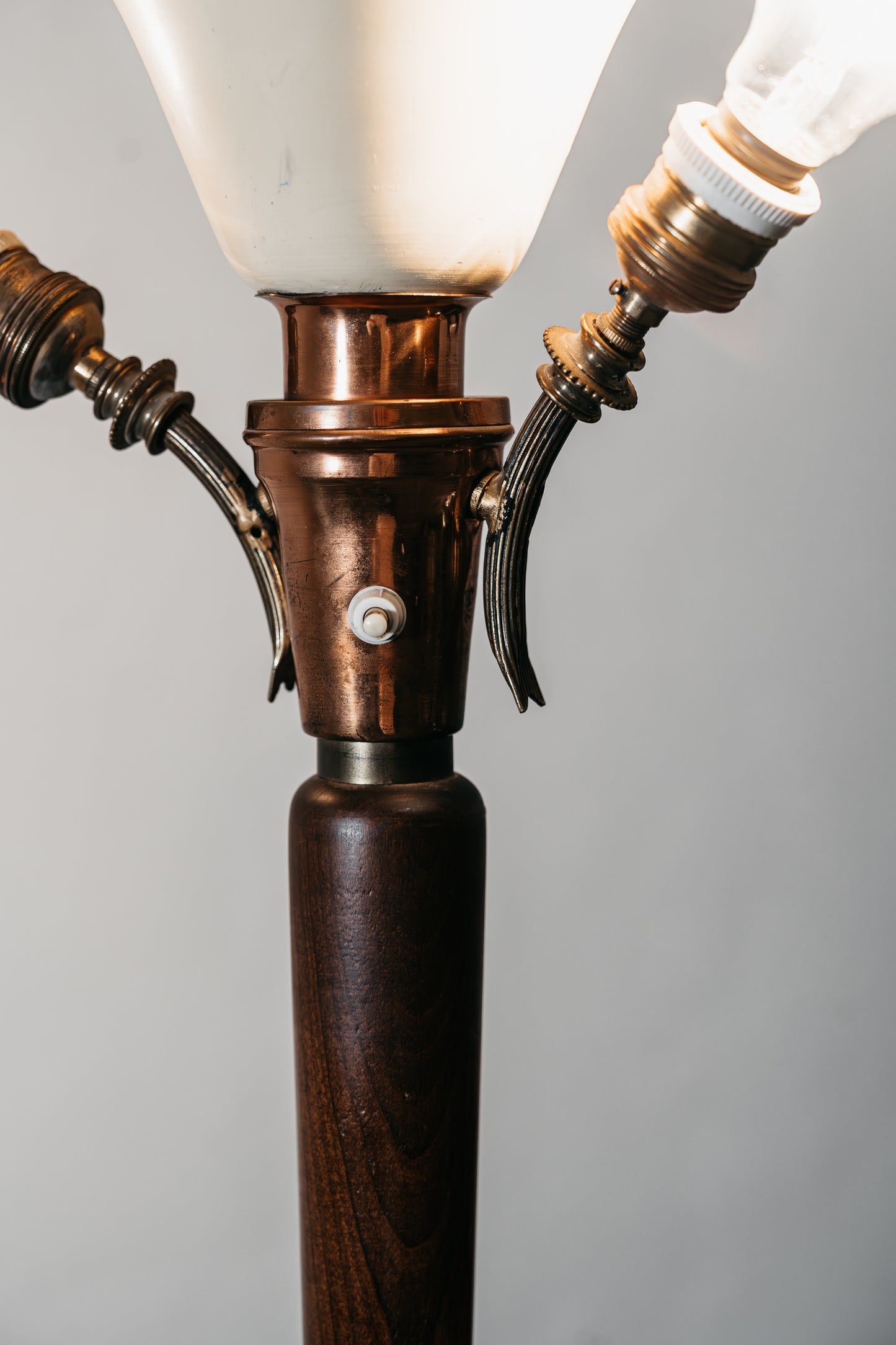 Giuseppe Ostuni Attr. Lampada Da Pavimento Base Tripode Anni ‘50 Legno E Ottone