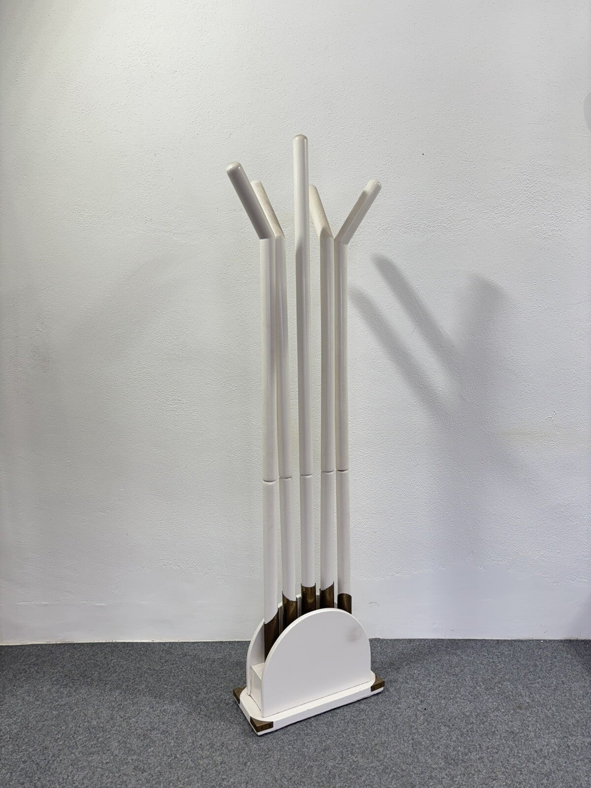 APPENDIABITI POSTMODERNO IN LEGNO NELLO STILE DI MEMPHIS MILANO ANNI 80